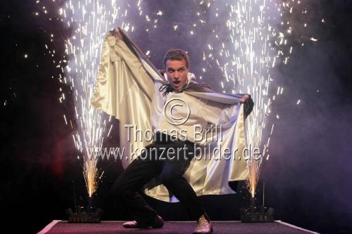 Kölner Moderator Linus zur Linus Talentprobe an Halloween, am 31. Oktober 2010, um 20.00 Uhr im Theater am Tanzbrunnen Köln (© Thomas Brill)