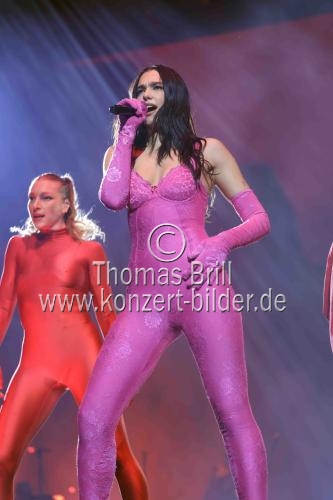 Brititsche Popsängerin Dua Lipa gastiert auf ihrer 