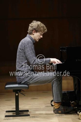 Kanadische Pianist Jan Lisiecki gastiert mit Werken von Johann Sebastian Bach, Robert Schumann, Frédéric Chopin und Franz Schubert in der Philharmonie Köln (© Thomas Brill)