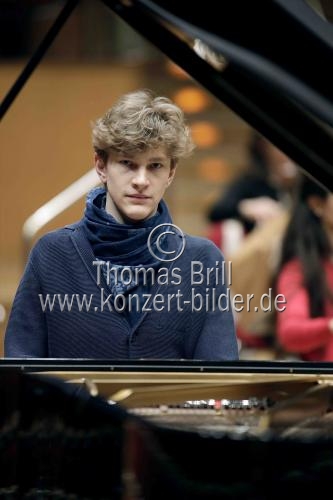 Kanadische Pianist Jan Lisiecki gastiert in Begleitung des Deutsches Symphonie-Orchester Berlin unter der Leitung des britischen Dirigenten Robin Ticciati in der Kölner Philharmonie (&copy; Thomas Brill)