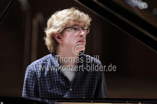 Kanadische Pianist Jan Lisiecki gastiert in Begleitung der Camerata Salzburg unter der Leitung des französischen Dirigenten Louis Langrée in der Philharmonie Köln (&copy; Thomas Brill)