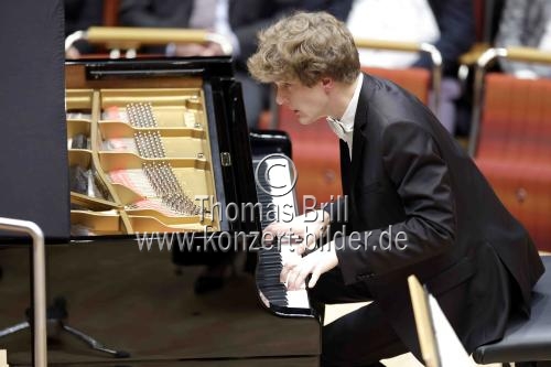 Kanadische Pianist Jan Lisiecki gastiert in Begleitung des London Philharmonic Orchestra unter der Leitung des britischen Dirigenten Edward Gardner in der Kölner Philharmonie (&copy; Thomas Brill)