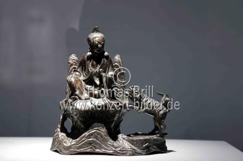 Die Ausstellung „Bizarre Schönheiten. Chinesische Literatensteine der Sammlung Benz“ gastiert vom 9. April 2024 bis 6. Januar 2025 im Museum für Ostasiatische Kunst Köln (&copy; Thomas Brill)