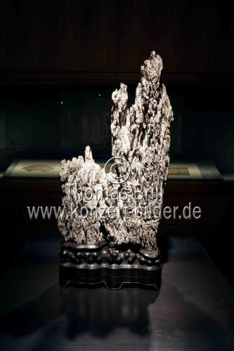 Die Ausstellung „Bizarre Schönheiten. Chinesische Literatensteine der Sammlung Benz“ gastiert vom 9. April 2024 bis 6. Januar 2025 im Museum für Ostasiatische Kunst Köln (&copy; Thomas Brill)