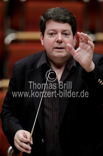 Amerikanischen Dirigent Andrew Litton leitet das Bergen Philharmonic Orchestra in Begleitung des österreichischen Multiperkussionisten Martin Grubinger in der Philharmonie Köln (&copy; Thomas Brill)