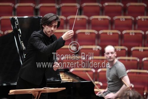 Deutsche Dirigent Christian Ludwig leitet das Kölner Kammerorchester  in Begleitung des russischen Pianisten Nikolai Tokarew in der Philharmonie Köln (&copy; Thomas Brill)