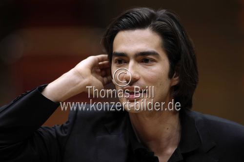 Deutsche Dirigent Christian Ludwig leitet das Kölner Kammerorchester  in Begleitung des deutschen Pianisten Sebastian Knauer in der Philharmonie Köln  (&copy; Thomas Brill)