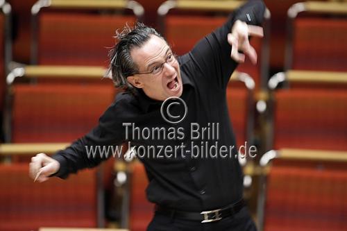 Italienischer Dirigent Fabio Luisi leitet die Staatskapelle Dresden in der Philharmonie Köln (© Thomas Brill)