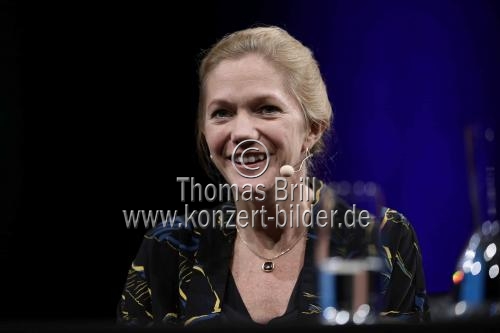 Norwegische Schriftstellerin Maja Lunde und die deutsche Schriftstellerin Claudia Michelsen diskutieren über das Schicksal einer seltenen Pferderasse und vom Kampf gegen das Artensterben im Rahmen der lit.COLOGNE SPEZIAL im Klaus-von-Bismarck-Saal Köln (&copy; Thomas Brill)