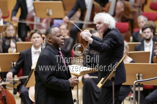Amerikanische Bariton Lester Lynch gastiert in Begleitung des Symphonieorchester des Bayerischen Rundfunks unter der Leitung des britischen Dirigenten Sir Simon Rattle in der Kölner Philharmonie (&copy; Thomas Brill)