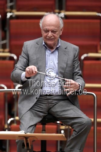 Amerikanische Dirigent Lorin Maazel leitet die Münchner Philharmoniker in Begleitung der Sopranistin Reyna Carguill und des Bassbariton Patrick Blackwell in der Philharmonie Köln (© Thomas Brill)
