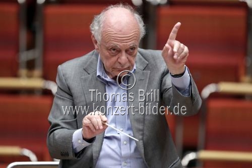 Amerikanische Dirigent Lorin Maazel leitet die Münchner Philharmoniker in Begleitung der Sopranistin Reyna Carguill und des Bassbariton Patrick Blackwell in der Philharmonie Köln (© Thomas Brill)