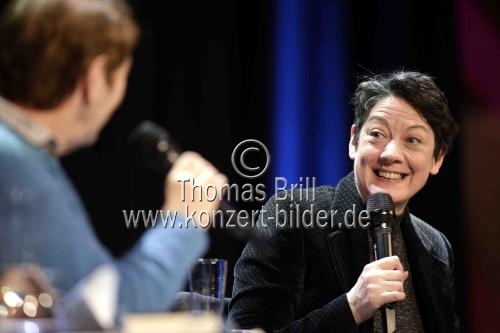 Britische Schriftstellerin Helen Macdonald spricht mit der Moderatorin Margarete von Schwarzkopf über den 