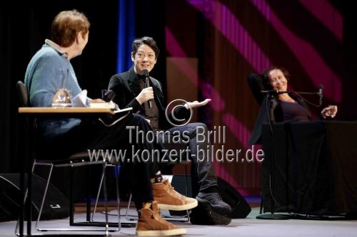 Britische Schriftstellerin Helen Macdonald spricht mit der Moderatorin Margarete von Schwarzkopf über den 