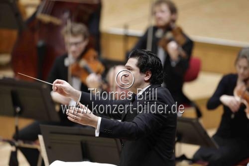 Rumänischer Dirigent Cristian Macelaru leitet das WDR Sinfonieorchester Köln in der Kölner Philharmonie (&copy; Thomas Brill)