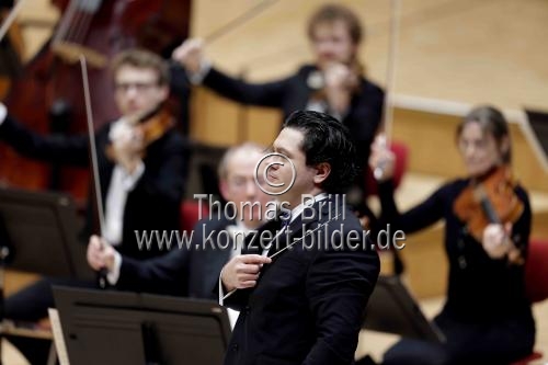 Rumänischer Dirigent Cristian Macelaru leitet das WDR Sinfonieorchester Köln in der Kölner Philharmonie (&copy; Thomas Brill)