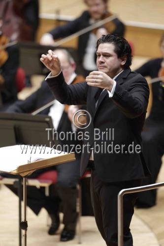 Rumänischer Dirigent Cristian Macelaru leitet das WDR Sinfonieorchester Köln in der Kölner Philharmonie (&copy; Thomas Brill)