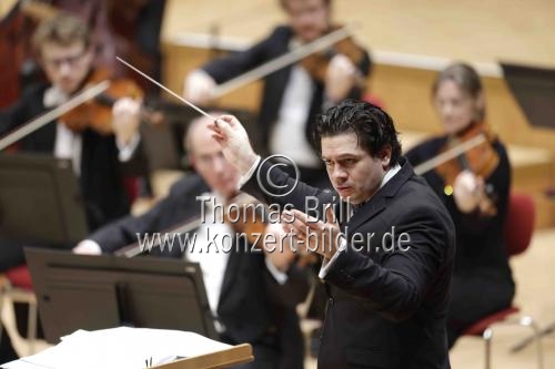 Rumänischer Dirigent Cristian Macelaru leitet das WDR Sinfonieorchester Köln in der Kölner Philharmonie (&copy; Thomas Brill)
