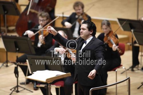 Rumänischer Dirigent Cristian Macelaru leitet das WDR Sinfonieorchester Köln in der Kölner Philharmonie (&copy; Thomas Brill)