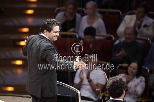 Cristian Macelaru leitet das WDR Sinfonieorchester Köln in der Kölner Philharmonie (&copy; Thomas Brill)