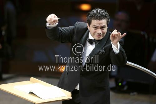 Cristian Macelaru leitet das WDR Sinfonieorchester Köln in der Kölner Philharmonie (&copy; Thomas Brill)