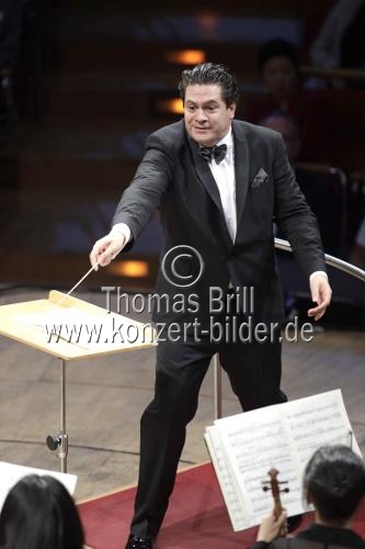 Cristian Macelaru leitet das WDR Sinfonieorchester Köln in der Kölner Philharmonie (&copy; Thomas Brill)