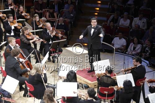 Cristian Macelaru leitet das WDR Sinfonieorchester Köln in der Kölner Philharmonie (&copy; Thomas Brill)