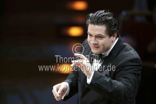 Cristian Macelaru leitet das WDR Sinfonieorchester Köln in der Kölner Philharmonie (&copy; Thomas Brill)