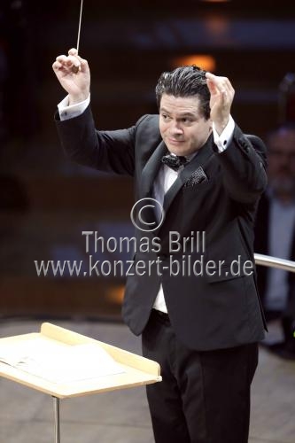 Cristian Macelaru leitet das WDR Sinfonieorchester Köln in der Kölner Philharmonie (&copy; Thomas Brill)