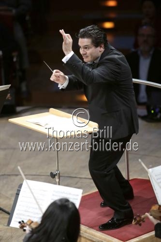 Cristian Macelaru leitet das WDR Sinfonieorchester Köln in der Kölner Philharmonie (&copy; Thomas Brill)