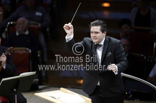 Cristian Macelaru leitet das WDR Sinfonieorchester Köln in der Kölner Philharmonie (&copy; Thomas Brill)