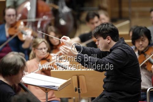 Rumänischer Dirigent Cristian Macelaru leitet das WDR Sinfonieorchester Köln in der Kölner Philharmonie (&copy; Thomas Brill)