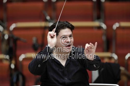 Rumänischer Dirigent Cristian Macelaru leitet das WDR Sinfonieorchester Köln in der Kölner Philharmonie (&copy; Thomas Brill)