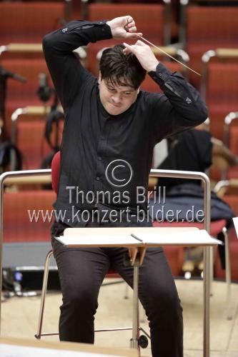 Rumänischer Dirigent Cristian Macelaru leitet das WDR Sinfonieorchester Köln in der Kölner Philharmonie (&copy; Thomas Brill)