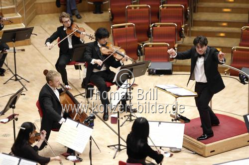 Cristian Macelaru leitet das WDR Sinfonieorchester Köln in der Kölner Philharmonie (&copy; Thomas Brill)