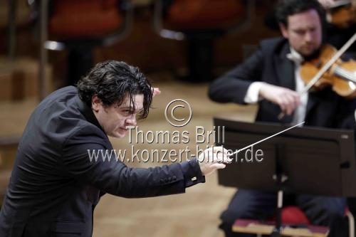 Rumänischer Dirigent Cristian Macelaru leitet das WDR Sinfonieorchester Köln in der Kölner Philharmonie (&copy; Thomas Brill)