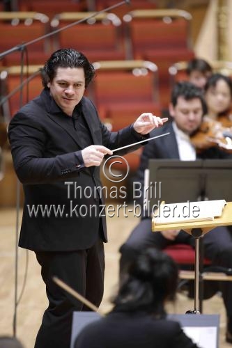 Rumänischer Dirigent Cristian Macelaru leitet das WDR Sinfonieorchester Köln in der Kölner Philharmonie (&copy; Thomas Brill)