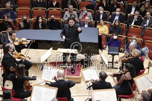 Rumänischer Dirigent Cristian Macelaru leitet das Orchestre National de France in der Kölner Philharmonie (© Thomas Brill)