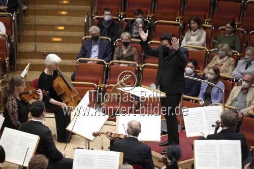 Rumänischer Dirigent Cristian Macelaru leitet das WDR Sinfonieorchester Köln in Begleitung der Sopranistin Emily Hindrichs beim Eröffnungskonzert des Festivals 