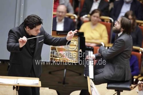 Russische Pianist Daniil Trifonov gastiert in Begleitung des Orchestre National de France unter der Leitung des rumänischen Dirigenten Cristian Macelaru in der Philharmonie Köln (&copy; Thomas Brill)