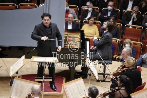 Russische Pianist Daniil Trifonov gastiert in Begleitung des Orchestre National de France unter der Leitung des rumänischen Dirigenten Cristian Macelaru in der Philharmonie Köln (© Thomas Brill)