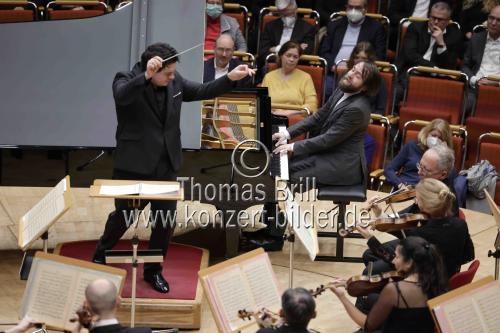 Russische Pianist Daniil Trifonov gastiert in Begleitung des Orchestre National de France unter der Leitung des rumänischen Dirigenten Cristian Macelaru in der Philharmonie Köln (© Thomas Brill)