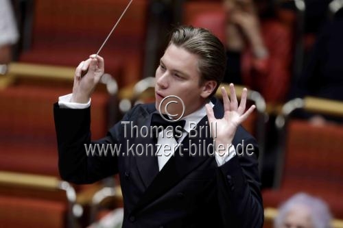 Finnische Dirigent Klaus Mäkelä leitet das Concertgebouworkest in der Kölner Philharmonie (&copy; Thomas Brill)