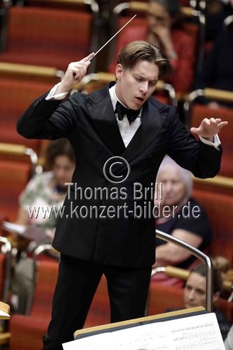 Finnische Dirigent Klaus Mäkelä leitet das Concertgebouworkest in der Kölner Philharmonie (&copy; Thomas Brill)