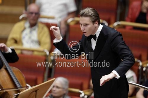Finnische Dirigent Klaus Mäkelä leitet das Concertgebouworkest in der Kölner Philharmonie (&copy; Thomas Brill)