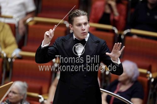 Finnische Dirigent Klaus Mäkelä leitet das Concertgebouworkest in der Kölner Philharmonie (&copy; Thomas Brill)
