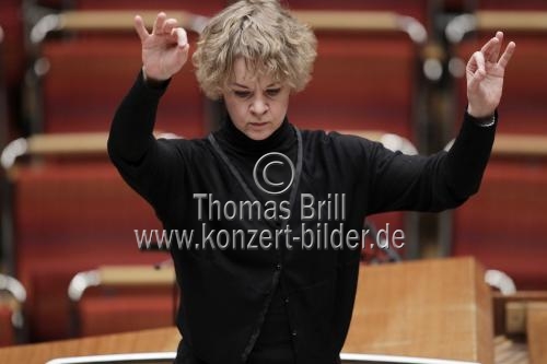 Finnische Dirigentin Susanna Mälkki leitet das Ensemble intercontemporain in Begleitung des französischen Pianisten Dimitri Vassilakis in der Philharmonie Köln (© Thomas Brill)