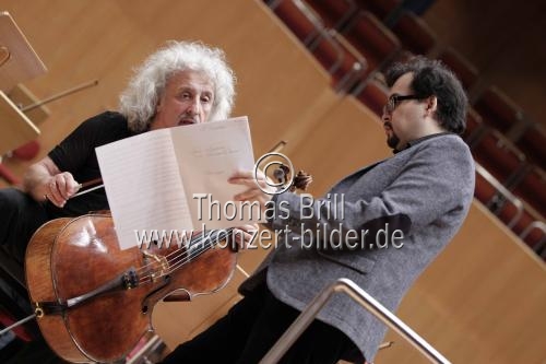Lettische Violoncellist Mischa Maisky begleitet das Orchester des Bolschoi Theaters Moskau unter der Leitung des kasachischen Dirigenten Alan Buribayev in der Philharmonie Köln (&copy; Thomas Brill)
