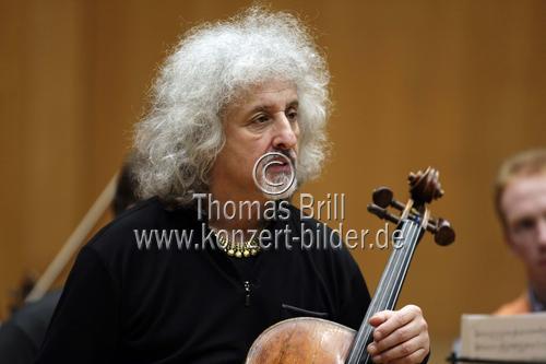 Lettische Violoncellist Mischa Maisky begleitet die Moskauer Virtuosen unter der Leitung von Wladimir Spivakov in der Philharmonie Köln (© Thomas Brill)
