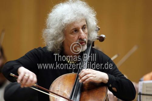 Lettische Violoncellist Mischa Maisky begleitet die Moskauer Virtuosen unter der Leitung von Wladimir Spivakov in der Philharmonie Köln (© Thomas Brill)